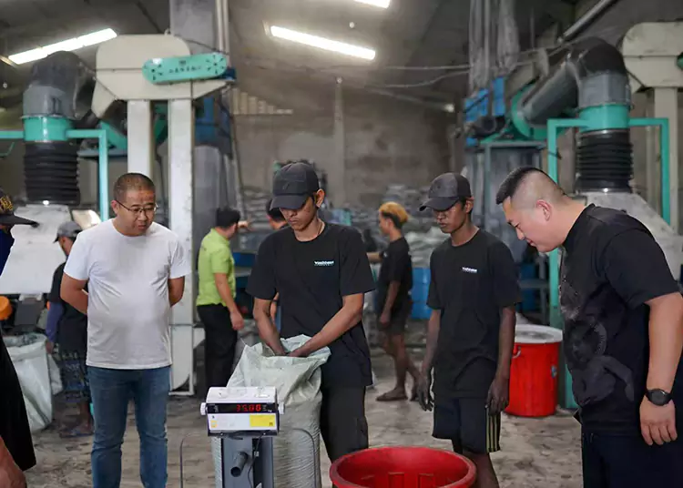 Uitgebreid fabrieksbezoek van Indonesische klanten voor actieve kool uit kokosnootschalen: getuige van productiekracht en oprechte samenwerking